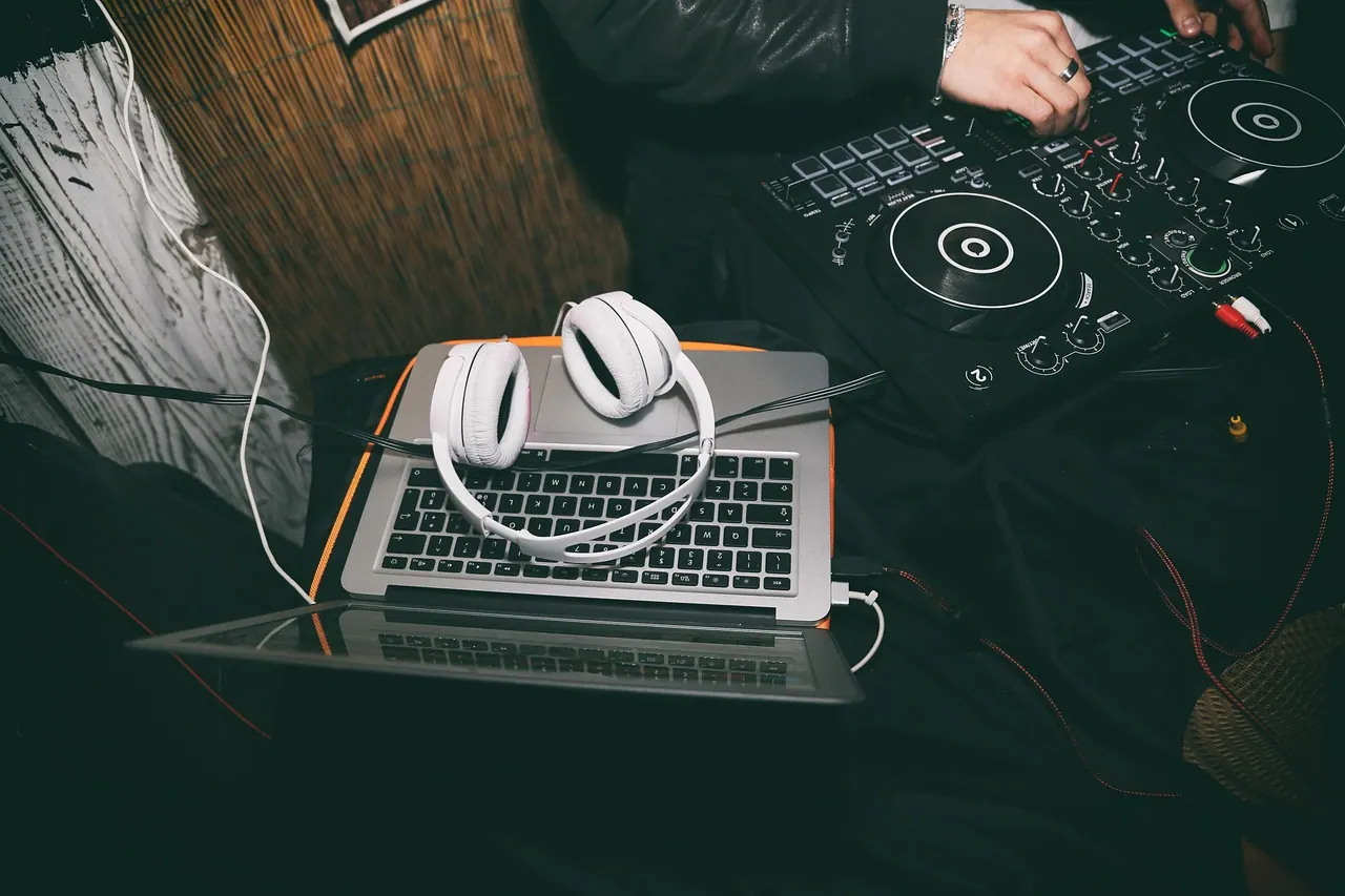 DJ バーとクラブの違い、ぜんぶ分かるガイド — Pixabay