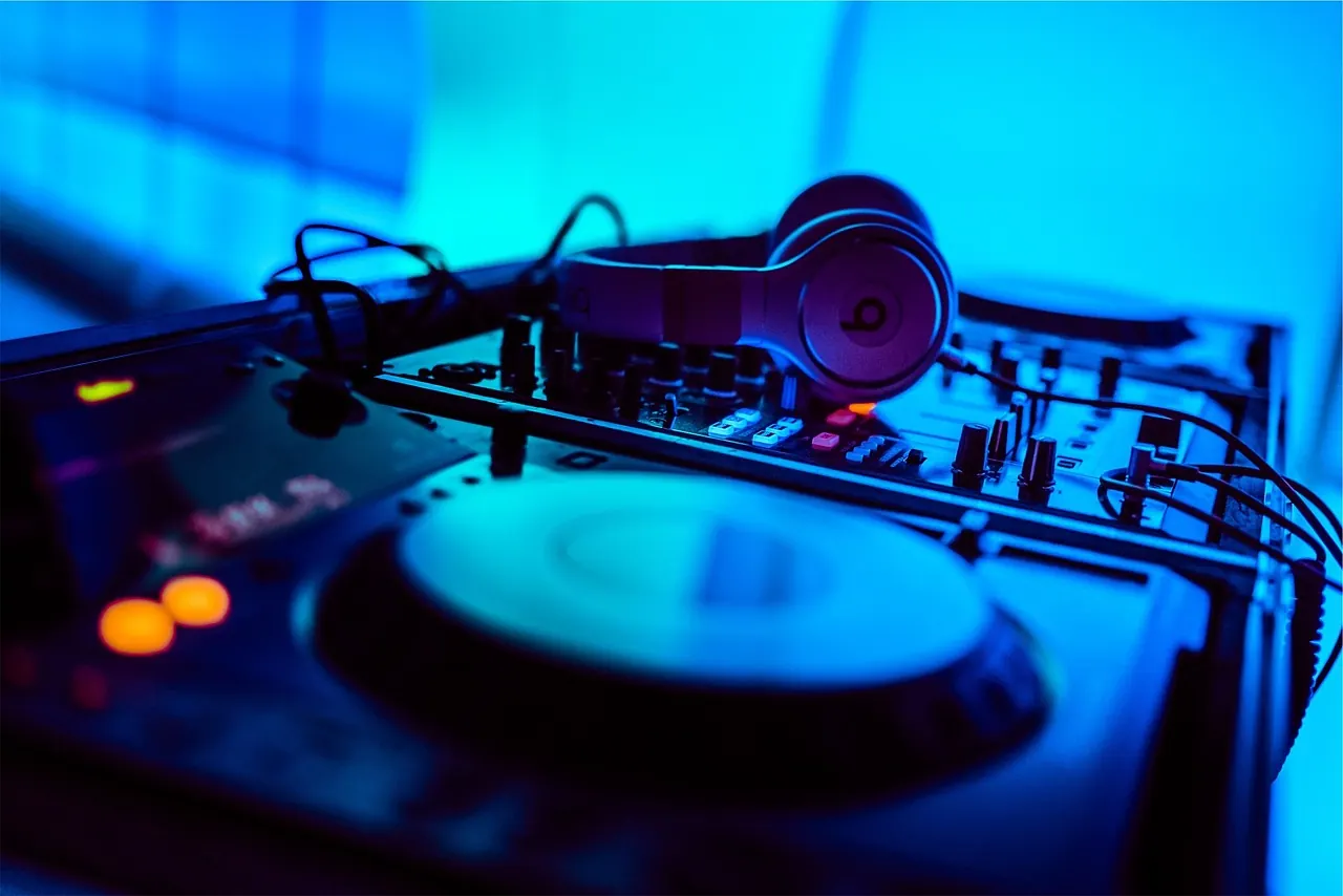 DJとしてイベントに呼ばれたい。どうやって? — Pixabay
