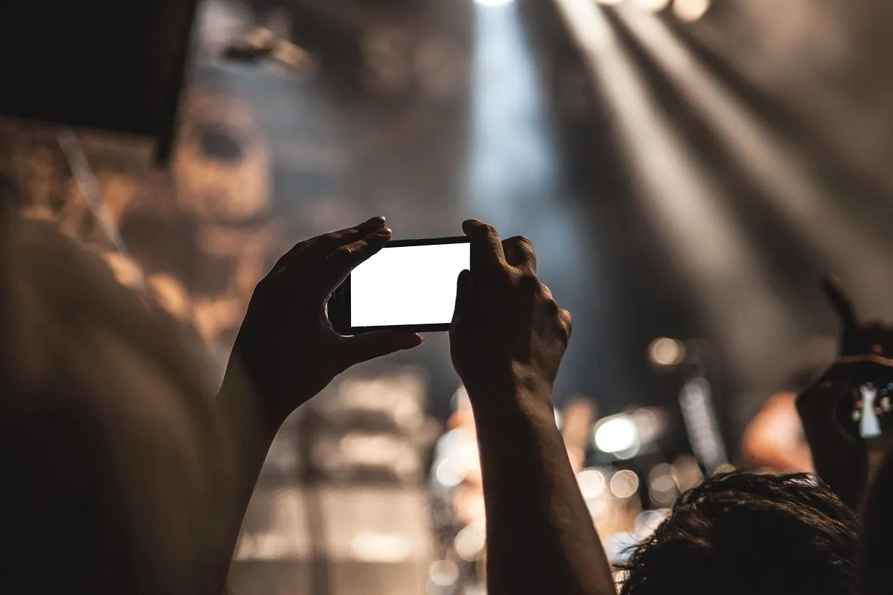 DJ がかけた曲の名前を調べる方法 — Pixabay
