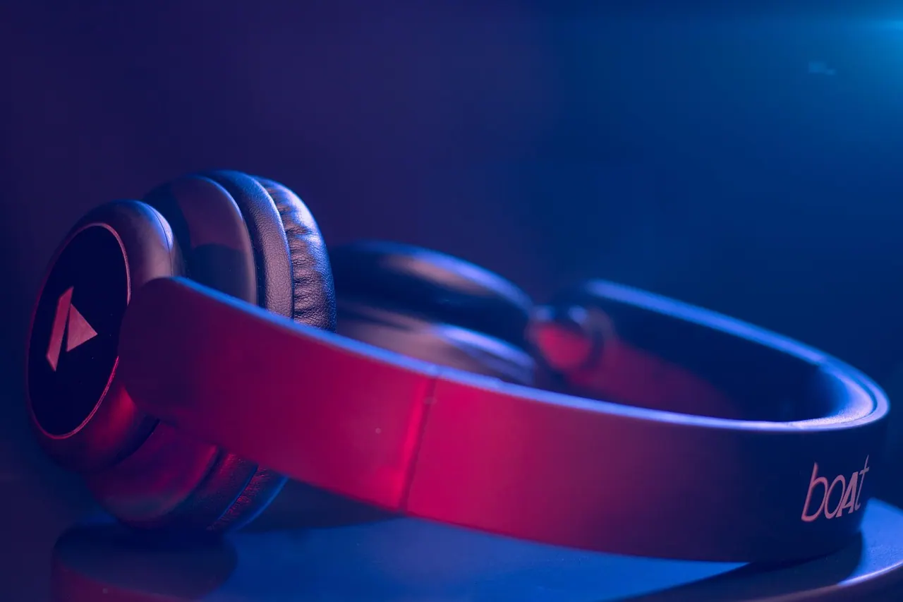 知ってる曲が全然流れない。DJ って何してるの? — Pixabay