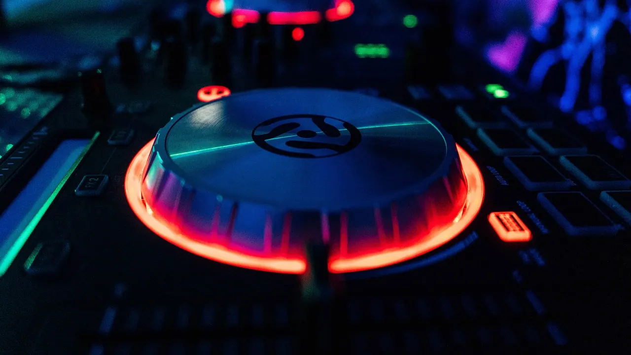 自分も DJ したい。何から始めればいい? — Pixabay